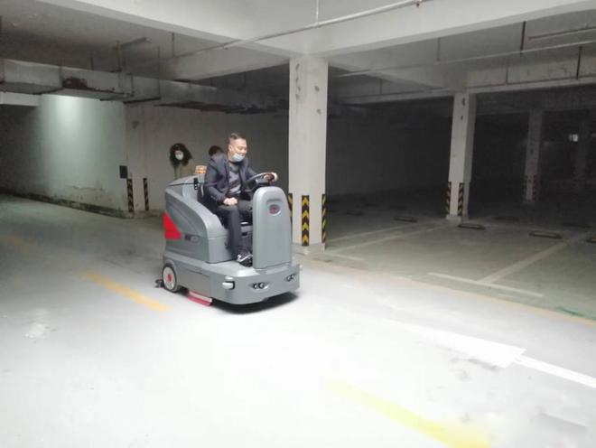 盘锦小区物业保洁不用人力改用驾驶式洗地机了
